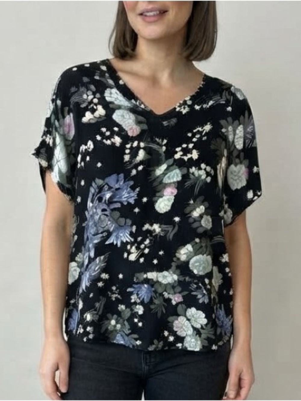 KAFFE| NEW Navy Blue & White Floral V-Neck Short Sleeve Flowy Blouse Sz M NWT